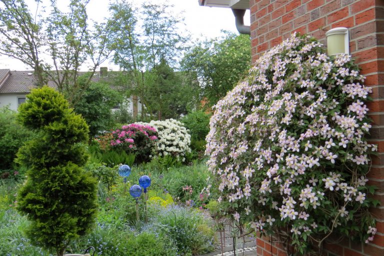 Kiesbeete zwischen Haus und Garage Lemförder Garten