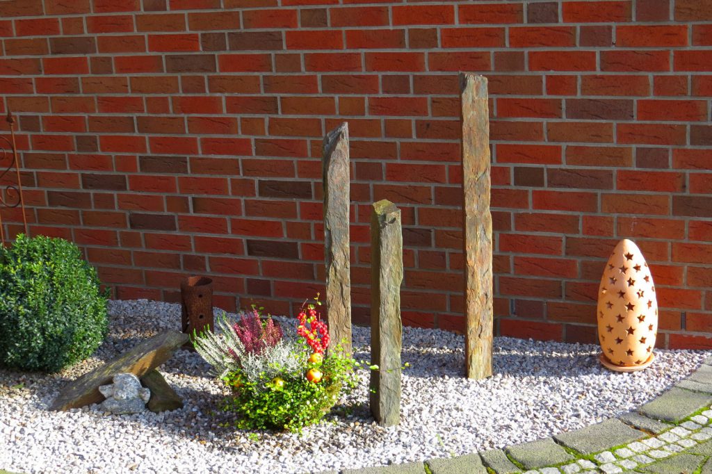 Kiesbeete zwischen Haus und Garage Lemförder Garten